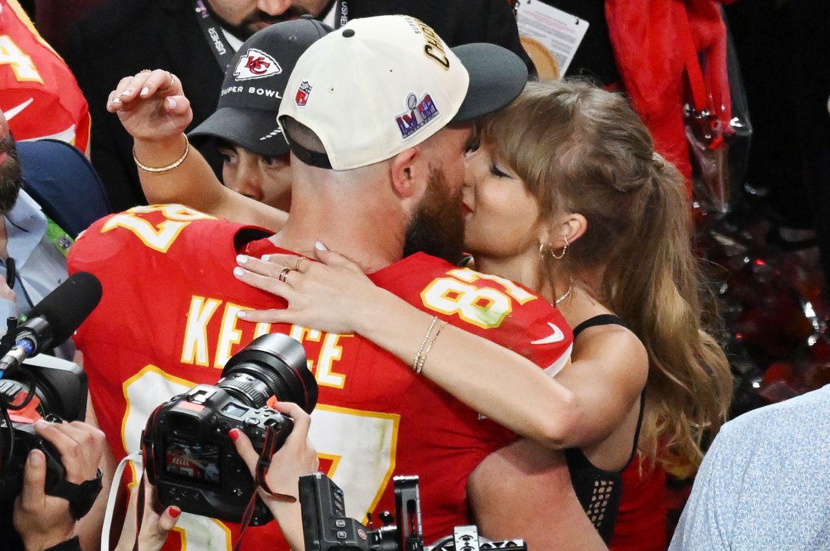 Taylor Swift, Travis Kelce celebrate with Super Bowl kiss in Las Vegas